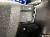 前方の車との車間を設定し、スピードを上げたり緩めたりを自動で行ってくれる追尾式の「レーダークルーズ」。上級装備の一つです!高級車にしかつかない嬉しい機能です。
