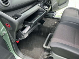 グローブボックスの他にも収納をご用意してます。車内をスッキリ見せることができます。