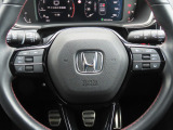 ハンドルには、アクセルペダルを踏まずに定速走行し疲労軽減に貢献するクルーズコントロールと、ハンドルから手を離さずにオーディオを操作できるので安全性がとても上がるステアリングリモコンが付いています!