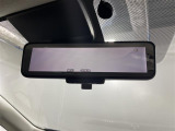 【デジタルルームミラー】車両後方カメラの映像をルームミラーに映すことが出来ます。 そのため、後席に人や荷物があって後方が見えづらい場合でもしっかり視界を確保することが出来ます。