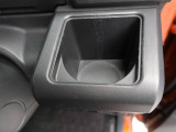 カップホルダーは運転席や助手席からちょうど手の届く位置です!!