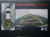 パノラミックビューモニター付きです。車両を上から見た様な映像を画面に表示。運転席からの目視だけでは見にくい、車両周辺の状況をリアルタイムでしっかり確認出来ます。