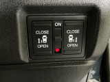 【両側パワースライドドア】両側がパワースライドドアになっており、運転席のスイッチやスマートキーでも開閉が可能です!開口部も広いので乗り降りも楽々♪