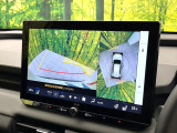 【パノラミックビューモニター】専用のカメラにより、上から見下ろしたような視点で360度クルマの周囲を確認することができます☆死角部分も確認しやすく、狭い場所での切り返しや駐車もスムーズに行えます。