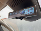 後席の荷物や乗員に遮られないクリアな後方視界を実現。スイッチ一つで通常の鏡面と切替可能です!
