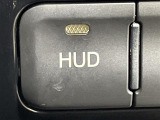 【ヘッドアップディスプレイ(HUD)】フロントウインドウガラスに走行情報を投影します。運転中の目線と重なるように表示されるので、少ない視線移動で速度が確認できるので、 ドライビングに集中できます!