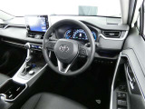 【運転席まわり】・・・ハンドルやシートなども隅々までクリーニング済み。キレイな車内でドライブがより一層快適にお楽しみいただけると思います。