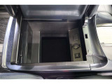 センターコンソール内にはUSB充電器や様々な電気製品の電源供給ポートとしてアクセサリーソケットを装備しています。通信/給電用USBも装備されています。車内にあると便利なアイテムですね。