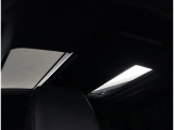 室内に心地いい解放感を。パノラマムーンルーフ付きです。キャンプで星空を眺められます!