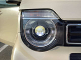 【LED・HIDヘッドライト】 ハロゲンヘッドライトに比べて大光量で、遠方視認性を向上させてくれる為、悪天候や夜間の運転をより安全にサポートしてくれます
