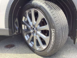 純正20インチアルミホイールでスタイルバッチリ!235/50R20タイヤです