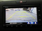 バックカメラの画像です。ガイドラインがスムースな車庫入れをサポートいたします。車庫入れの安心感がアップしますね。