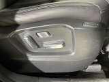 【パワーシート(電動シート)】シートを電動で、前後にスライドまたは上下の高さなどを調整することができます!細かい操作もスイッチ一つでできるので、とても便利です!