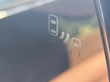 【ブラインドスポットモニター】走行中、ドアミラーの死角になりやすい箇所に後続車が接近するとサイドミラーのレンズに警告を表示!ドライバーに注意喚起をしてくれます。