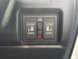 運転席の手元で両側スライドドアの開閉操作が可能です。