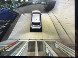 【マルチテレインモニター】車のフロントやサイドのカメラ画像を同時にモニター表示することで、悪路や狭い道を走行時でも周囲の状況確認ができ安心!本格SUVにうれしい装備です♪