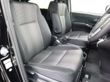 運転席の写真です!座り心地も良さそう、あなたのドライビングポジションをガッチリ支え、心地よい安心感で、ロングドライブもらくらく??