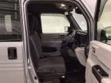 フィット感のあるシート。しっかりと支えてくれるので、長時間の運転を快適にサポートしてくれます。
