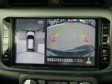 ギアを『R』に入れるとナビ画面に、まるで雲の上から覗いているような映像が映り、駐車をサポートしてくれます。