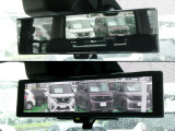 スマートルームミラーは、車両後方に設置されたカメラの映像を、ルームミラーに映し出すことで、死角をなくし、安全性を向上させることができます。また、夜間や雨天時でも、クリアな映像を映し出すことができます。