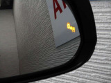 隣車線を走る車両をレーダーで検知し、ドアミラーでは確認しにくい後側方エリアに存在する車両に加え、急接近してくる車両も検知します。車両を検知するとドアミラーに搭載されたLEDインジケーターが点灯します。