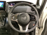 ハンドルにHondaセンシング系のクルーズコントロールやレーンキープアシストなどのスイッチが装備されています。ハンドルから手を離さず安全に操作できます。