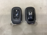 スマートキーを装備しています。鍵を差し込むことなくドアロックの開け閉めと、スタートボタン操作でのエンジンスタートができます。スペアキーも同じものを用意しております。