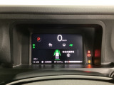 デジタル表示のスピードメーターとタコメーター、燃費やオドメーターなどの表示の他に、ホンダセンシング機能などの表示もできる多機能なマルチインフォメーション・ディスプレイです。
