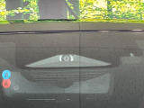 【プリクラッシュセーフティ】前方の車両等を検知し、衝突しそうな時は警報で注意を促し、ブレーキを踏む力をサポート。ブレーキを踏めなかった場合は衝突被害軽減ブレーキが作動、衝突回避をサポートします。