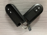 スマートキーを装備しています☆カギをカバンやポケットに入れて頂いた状態でドアロックの開閉やエンジンスタートをして頂けますよ!とても便利な装備です!