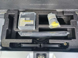 応急パンク修理キット・車載工具。