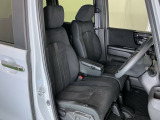 フロントシートはベンチシートです。ベンチシ―トは運転席と助手席の移動もスムーズ。狭い駐車場での乗り降りに便利です。