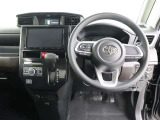 運転席側から見た写真です、お車にマッチングするように考えられたインパネデザイン!沢山のスイッチ類も運転される方が使いやすい位置に配置されていますね!