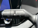 【オートワイパー(AUTO)】雨が降り出した時に、雨滴検出用センサー(レインセンサー)が雨滴を感知すると、自動でワイパーが動作します。