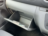 車検証などが収納できるグローブボックスも完備!