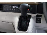 インパネシフトだから視線の移動も少なく足元もスッキリ♪運転席もゆったりしているのでゆとりを持ってドライブできますね!