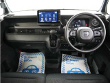 運転にかかわる様々な操作を安全に行えるように視点移動が少なく、操作性に配慮されたスイッチ類が凝縮されたコクピットです。