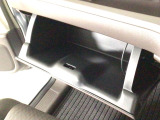 【グローブボックス】収納スペースが沢山あるので車内が散らからずに助かります。ちょっとした物を入れるのにいいですね♪
