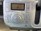 【オートエアコン】一度お好みの温度に設定すれば、車内の温度を検知し風量や温度を自動で調整。暑い&hellip;寒い&hellip;と何度もスイッチ操作をする必要はありません。快適な車内空間には必須の機能ですね♪