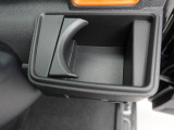 カップホルダーは運転席や助手席からちょうど手の届く位置です!!