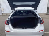 広い荷室は、買い物はもちろんレジャー・旅行でも充分なスペースがあります。巻き取り型のカーゴエリアカバー付き