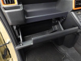 グローブボックスは手前に引くタイプ。収納がシンプルだから、整頓すると使いやすさが一気に上がります。