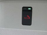 急病時や危険を感じた時、SOSコールスイッチを押すと専門のオペレータに繋がって、警察や消防への連携をサポートしてくれます。また、万が一の事故発生時には、エアバッグ展開と連動して自動通報します。