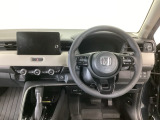 【ハンドル】運転にかかわる様々な操作を安全に行えるように視点移動が少なく操作性に配慮されたスイッチ類が凝縮されたコックピットです。
