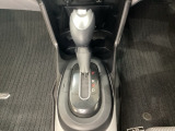 CVT車のセレクトレバーです。低速から高速まで、変速ショックのないスムーズな走りと、エンジン効率のよい領域を維持して燃費にも貢献します。