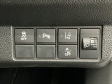車がカーブの外側へ膨らんだり内側へ巻き込んだりする挙動を防止する横滑り防止装置、障害物センサー、万が一の時にあると心強いホンダセンシング機能-路外逸脱抑制機能・衝突軽減ブレーキ付きです!