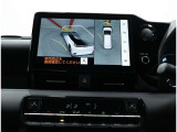 サイドクリアランスビュー表示中に、旋回時の運転操作に合わせて自動で車両を斜め後方から見たような映像を表示。