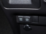充電ケーブルなど電源ソケットも装備しています。
