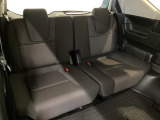 【3列目シート】しっかりした厚みの有るシートになりますので長い時間のドライブでも安心してお乗り頂けます♪