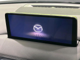 【マツダコネクト】車内の雰囲気にマッチした一体型タイプのディスプレイ。各種車輌設定やBluetooth再生等、様々な機能が楽しめます。専用SDカードのご購入で、ナビ機能も使用出来ます。